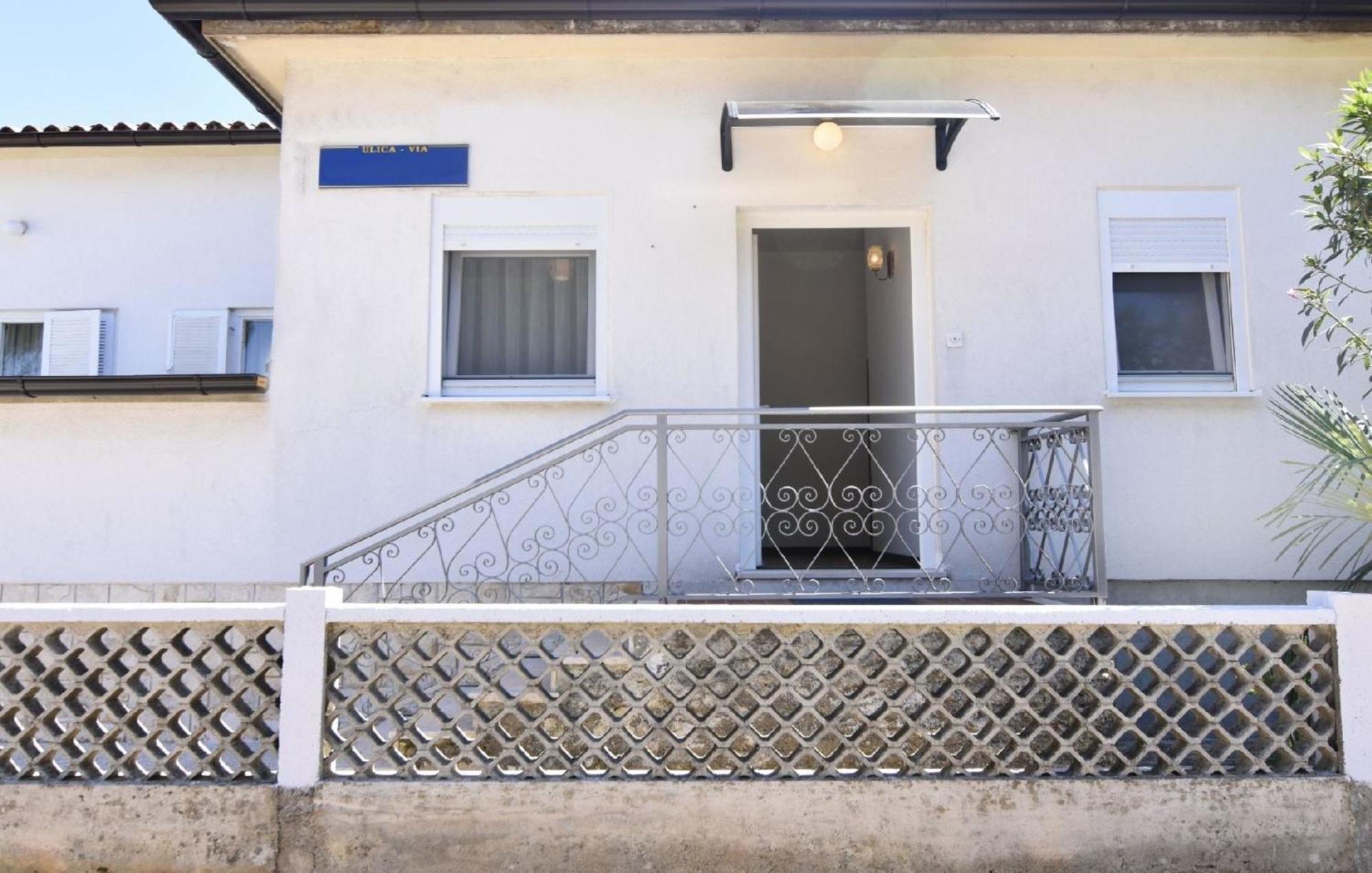 Apartment Schoene In Mit Kleiner Terrasse