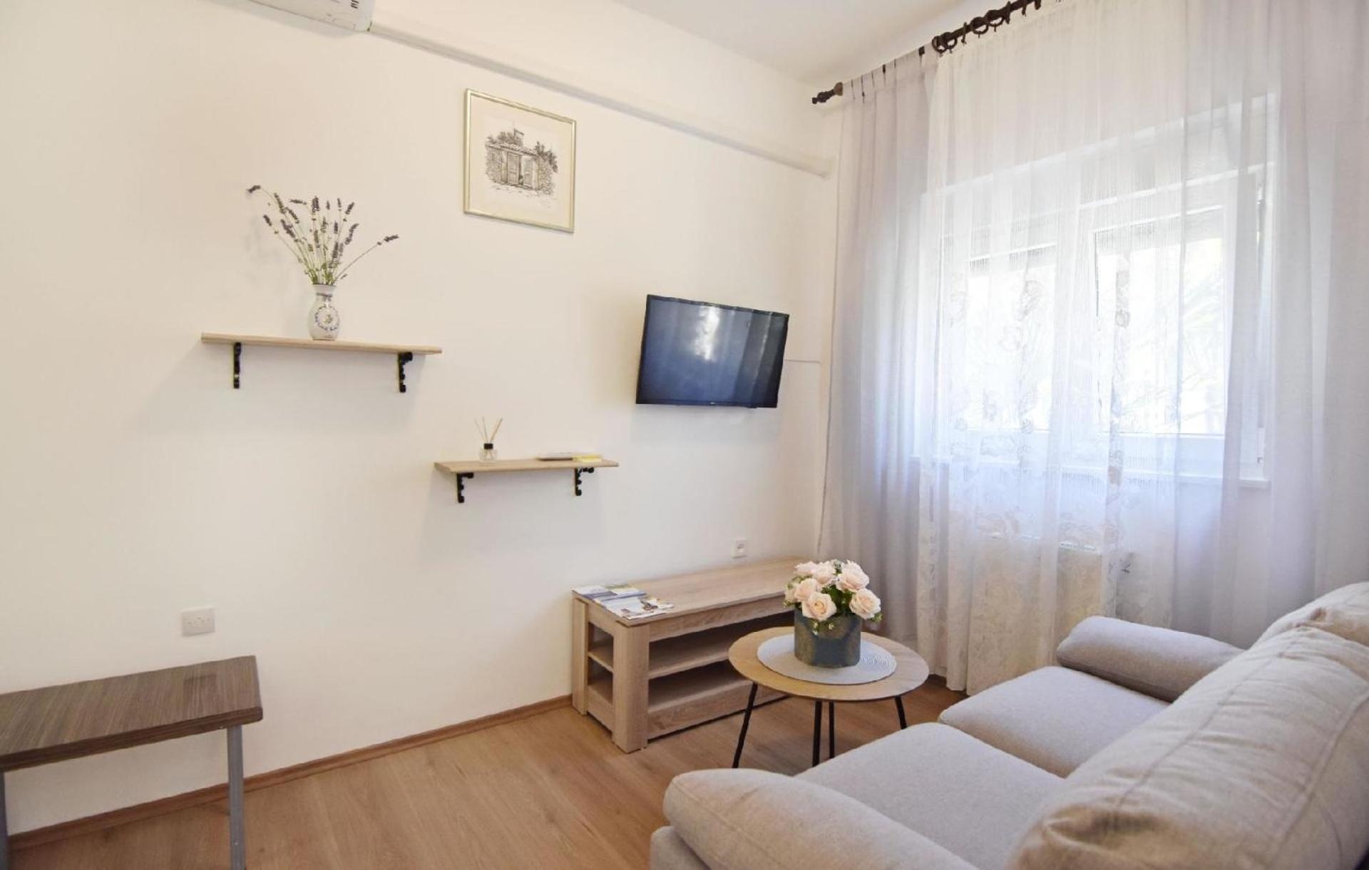 Apartment Schoene In Mit Kleiner Terrasse Umag